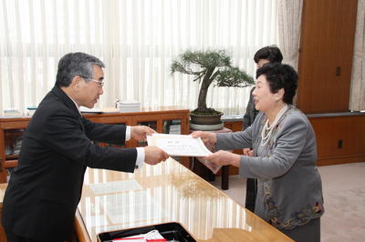 県文化奨励賞贈呈の様子