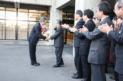 退任する松尾副知事と握手する知事