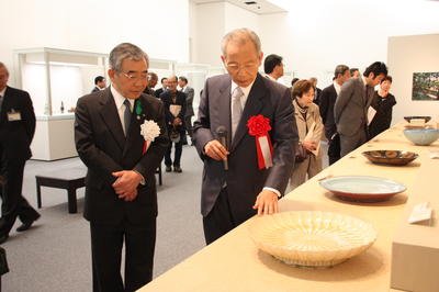 展覧会を鑑賞する知事