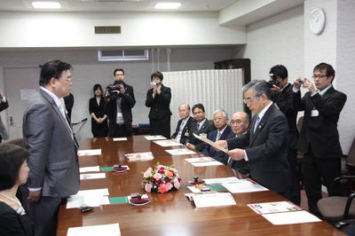 田丸社長へ立地計画認定書を交付する知事