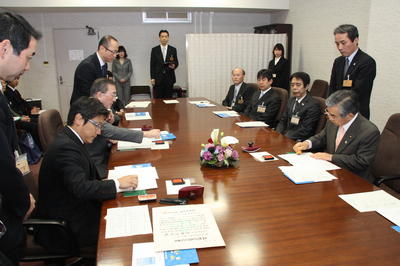 調印式に臨む金田社長、松江市長、知事
