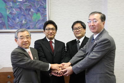 左から、知事、金田社長、柘植副社長、松江市長