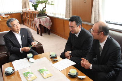 新茶披露の様子