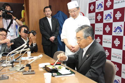 機内食を試食する知事