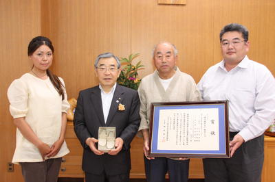 左から、松さん、知事、川平正男さん、勇雄さん