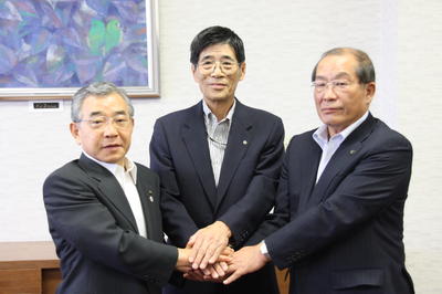 中央はダイハツメタルの青田代表取締役会長
