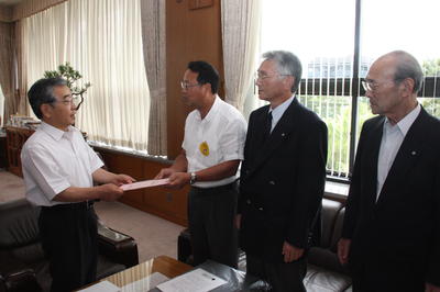 要望書を提出する山碕会長