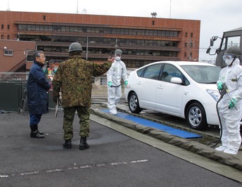 車両の放射性物質の除染活動について説明を受ける知事