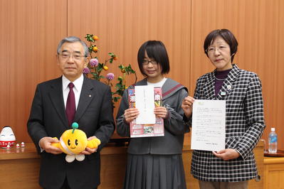 中央が星ひかりさん、右が酒井ヒトシさん