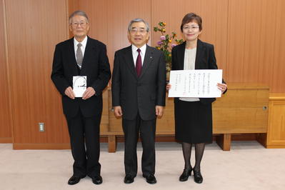 右がほほえみ福祉会の杉原幸江理事長