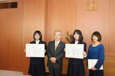 受章された皆さんと山根万里奈さん