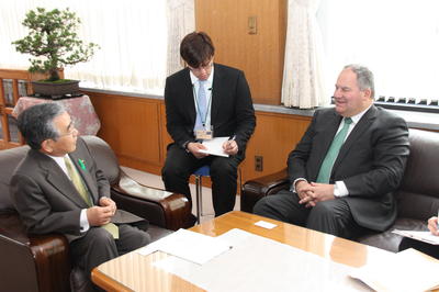 談話をするウォルス在大阪・神戸オランダ総領事と知事