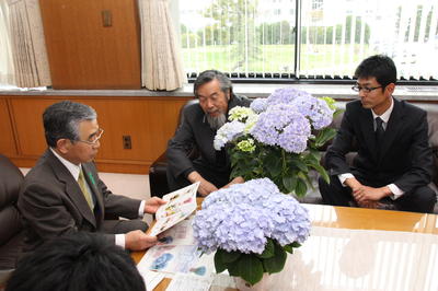 あじさいについて説明を受ける知事