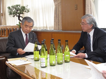 島根県酒造組合の米田則雄会長に説明を受ける知事
