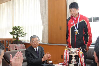 優勝報告をする主将の内田理久さん