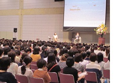佐野史郎氏の講演の様子