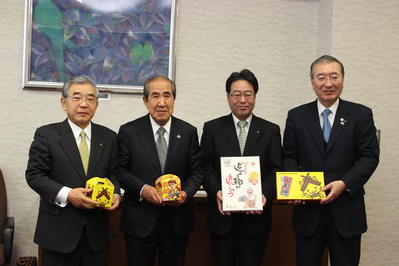 中央（右）が鷦鷯代表取締役