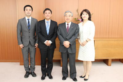 中央が堀内博志氏