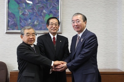 中央が山本代表取締役会長