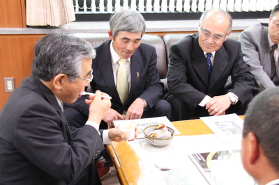 ポポージェラードを試食する知事