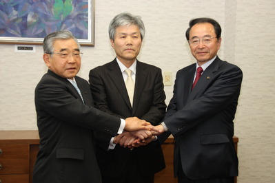中央が後藤代表取締役社長