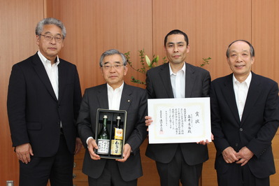 知事の右側が森井さん