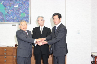 中央が竹下代表取締役社長