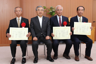 受賞者の皆さん（左：北浦氏知事の右隣：河野氏右：虫谷氏）