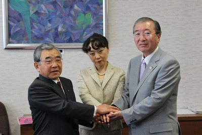 中央が湯野川代表取締役