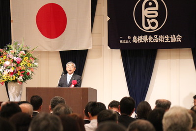 祝辞を述べる知事
