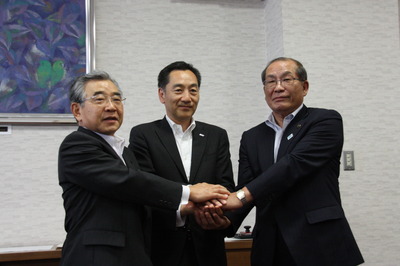 中央が奥窪代表取締役社長