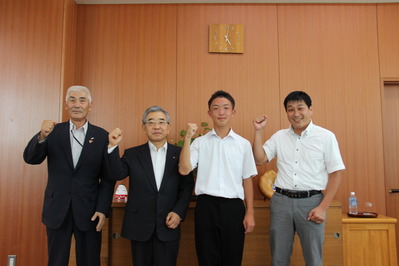 安達寛人選手（右から2番目）