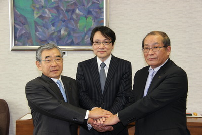 中央が松本代表取締役社長