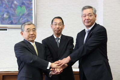 中央が林田代表取締役社長