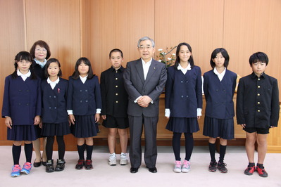 北三瓶小学校校長先生と児童の皆さん