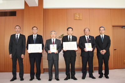 奥窪宏章代表取締役社長（右から３人目）