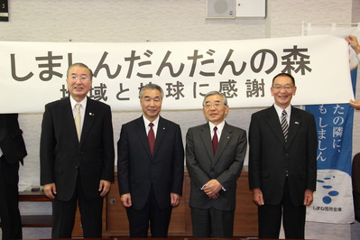 石川茂夫理事長（左から2番目）