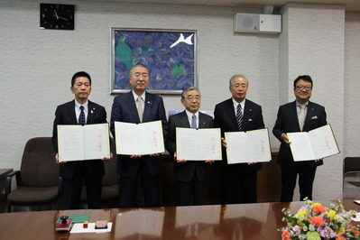 島根県消防協会の松浦嘉昭会長（右から２人目）