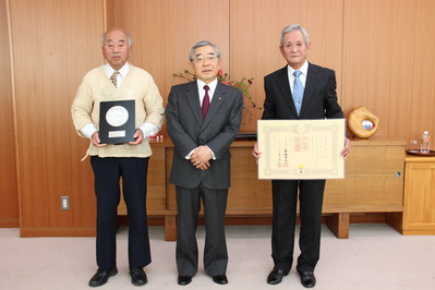 角隆司さん（右）と川平正男さん（左）