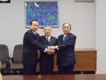 松井昭憲会長（一番右）と足立辰雄理事長（一番左）