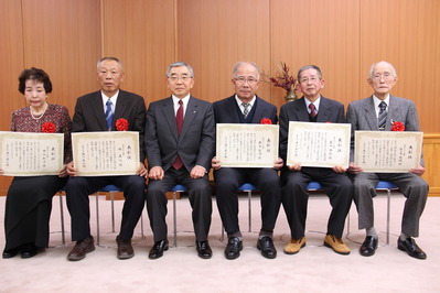 左から中山和子さん、楫義行さん、鹿田眞澄さん、森田勝秋さん、佐々木茂福さん