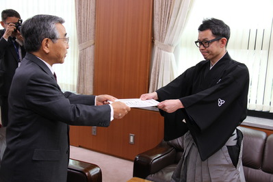 遣唐使委嘱状を交付する知事