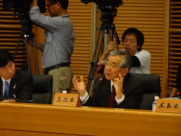 意見を述べる知事
