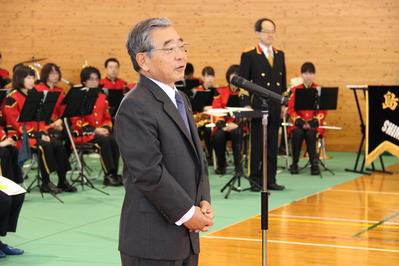 あいさつする知事