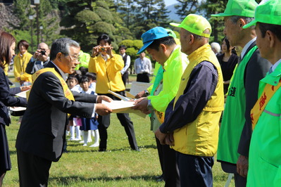 メッセージを伝達する知事