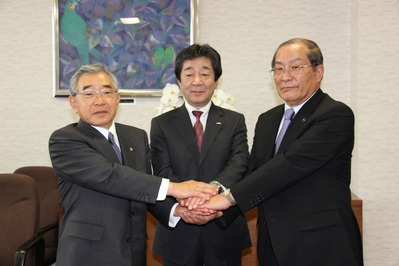 中央が井上亨代表取締役社長
