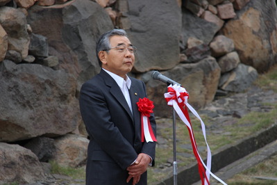 挨拶を述べる知事