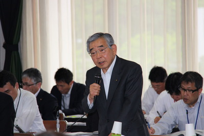 あいさつをする知事