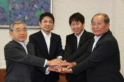 中央が鎌田大輔代表取締役社長