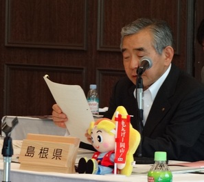 会長として議事進行する知事